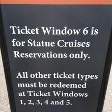 ネットでチケット購入済みの人は６番窓口です