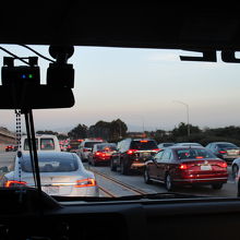 前から２列目に座りました。大渋滞の様子。