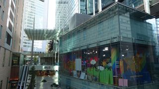 見学者がいつも並んでいます。