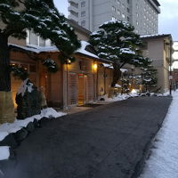 空港からタクシーで１０００円です。