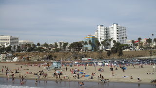 砂浜が広すぎて海まで辿り着けず　Santa Monica State Beach