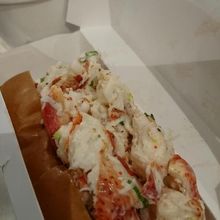 ロブスターロールです！ぷりぷりで美味しい！