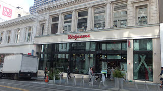 薬だけじゃなくお土産等も揃っています。