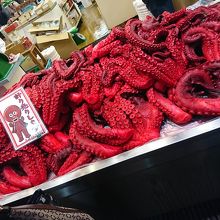 立派で真っ赤なたこの足