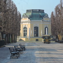 宮殿から延びる並木道の先に、建っています