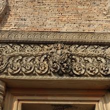 祠堂開口部上の彫刻。