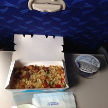 エアプサンBX111便の機内食です。海鮮ピラフとお水です。