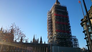 テムズ川沿い国会議事堂の隣にある有名な時計搭