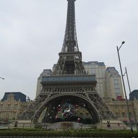 エッフェル塔がそびえています