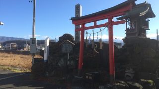 赤の鳥居と溶岩石