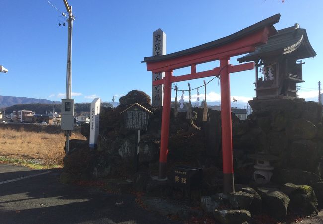 赤の鳥居と溶岩石