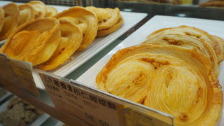 ローカルのお土産が並ぶ「上海市第一食品商店」