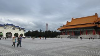 中正記念堂と向き合う位置の大きな白い門