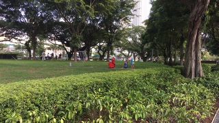 マーライオン公園に隣接する芝生の公園