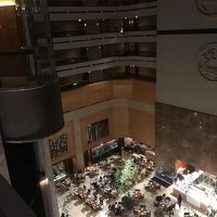 ７階から見下ろしたレストラン、いつもにぎわっていました