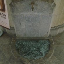 入口の足洗い場・・・