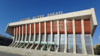 アゼルバイジャンの前大統領の名前を冠した文化センター