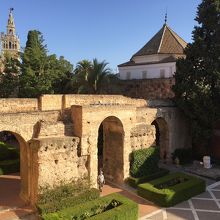 宮殿の２階から再度、門をぱちり