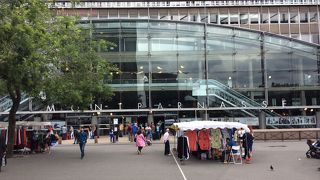 パリ市内での   南部に位置する ターミナル駅です。