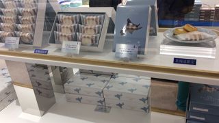 JR改札から 地下鉄の駅、さっぽろ駅への地下通路を歩けば 遭遇できる立地にある。