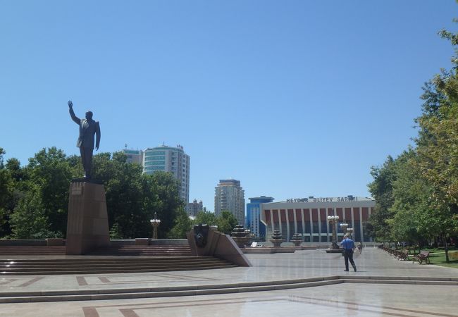 アゼルバイジャンの前大統領だったハイダール・アリエフの像