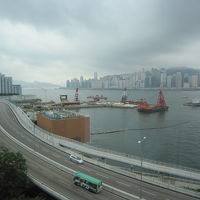 ハーバーを遮るものは道のみ