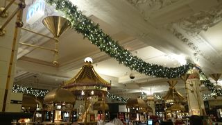 ハロッズ独自のコーヒー、紅茶を販売しており、お土産を買うのに良い