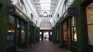  白い建物に壁はミドリの装飾で整ったのアーケードがとてもオシャレ