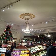 店内地下１階です。御菓子、紅茶のお土産売り場になってます。