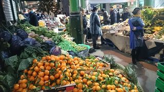 果物や植物を売っている店が多く、マーケット内は色鮮やか。