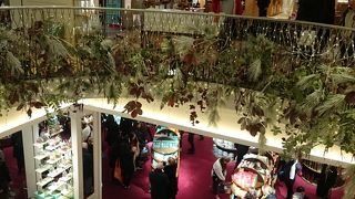 老舗の高級感ある建物で、外観も館内も装飾を楽しめる。 観光にも買い物にも良いスポット｡