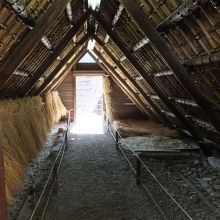 通り抜けできる小屋もあります。