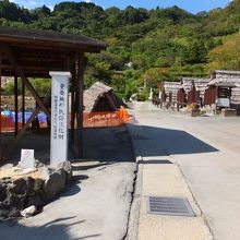 向こうは家族湯、手前は湯の花小屋の入口