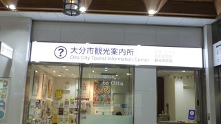 大分駅の中。街にでるところすぐ。案内嬢にびっくり。