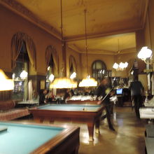 奥にあるビリヤード台です