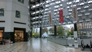 ビルの下は広い空間、休息に使える