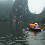 幻想的な風景と小船クルージングのアクティビティを堪能できます