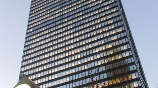 外壁が黒い色で落ち着いた感じがします。