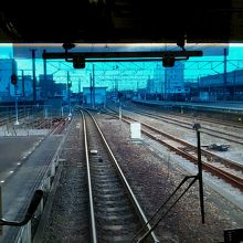 出発を待つローカル電車の先頭から