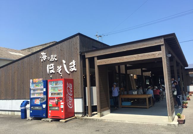 地元産の岩牡蠣を食べられる牡蠣小屋はオススメ