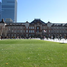 駅前の一部に芝生、駅近くの眺めです。