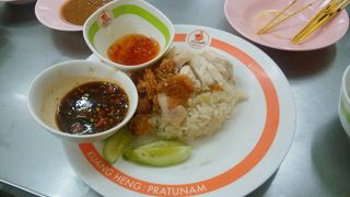 行列ができていたチキンライス店