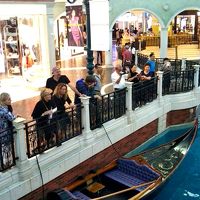 ショッピングモールのゴンドラです。