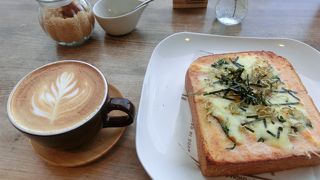 外観を裏切る琵琶湖のほとりのオシャレなカフェ