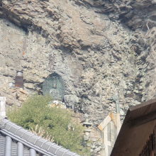 宝山寺の崖の弥勒菩薩