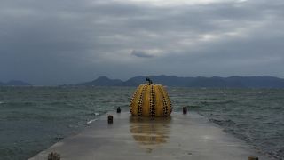 かぼちゃのアートが楽しめる直島