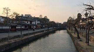 清らかな運河を眺めながら歴史ある街並みを散策できます