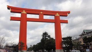 朱色の大きな鳥居が有名