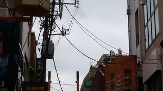 中華街大通りに比べると小さめのお店が並びます。