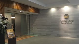 シャンデリアが素敵なラウンジ  成田サクララウンジ